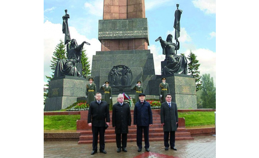 День Республики. Возложение цветов к Монументу Дружбы (2013). Президент РБ Р.З.Хамитов (второй справа), Председатель Гос. Собрания - Курултая РБ К.Б.Толкачёв, Председатель совета гор. округа г.Уфа Е.А.Семивеличенко, глава администрации гор. округа г.Уфа И
